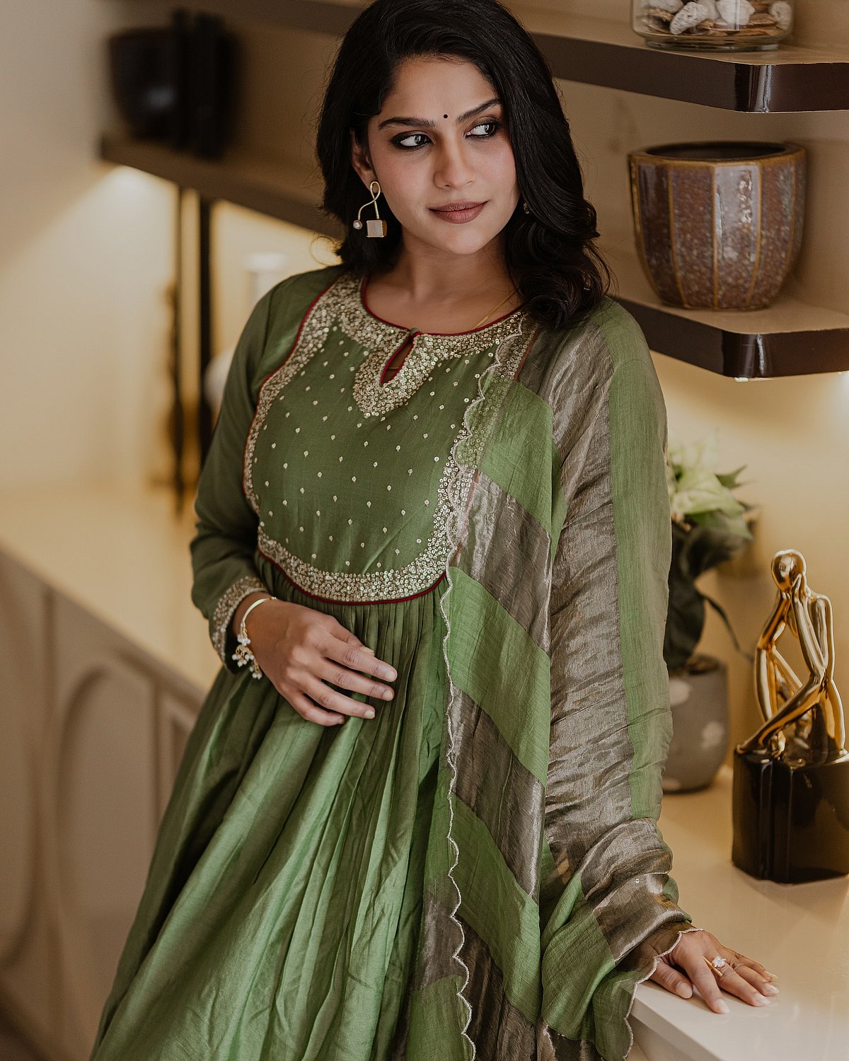 பச்சை நிறமே பச்சை நிறமே... ஸ்வாசிகா!