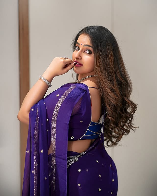 நீலப் பறவை.. மாளவிகா மேனன்!