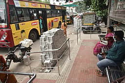 சென்னையில் 300 பேருந்து நிறுத்தங்களில் சிறிய கடைகளுக்கு மாநகராட்சி அனுமதி