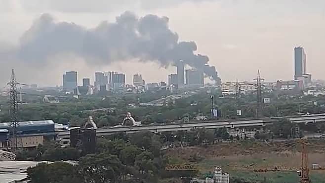 நொய்டா: தனியார் நிறுவனத்தில் தீ விபத்து! நகரைச் சூழ்ந்த கரும்புகை!