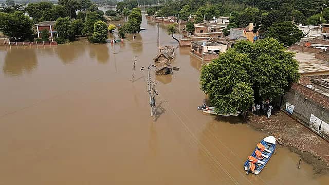 பாகிஸ்தான் சுற்றுலாத் தலத்தில் திடீர் வெள்ளம்! ஒரே குடும்பத்தைச் சேர்ந்த 18 பேர் பலி?
