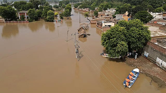 பாகிஸ்தான் சுற்றுலாத் தலத்தில் திடீர் வெள்ளம்! ஒரே குடும்பத்தைச் சேர்ந்த 18 பேர் பலி?