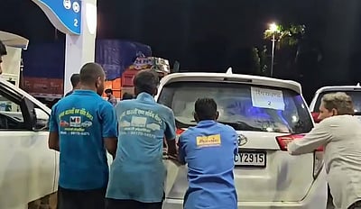 கலப்பட எரிபொருள்: நடுவழியில் நின்ற ம.பி. முதல்வரின் 19 பாதுகாப்பு வாகனங்கள் 