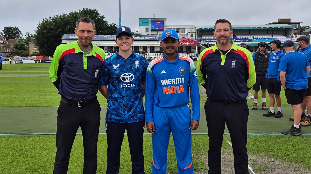 யு-19 முதல் ஒருநாள் போட்டி: 174 ரன்களுக்கு இங்கிலாந்து ஆட்டமிழப்பு!