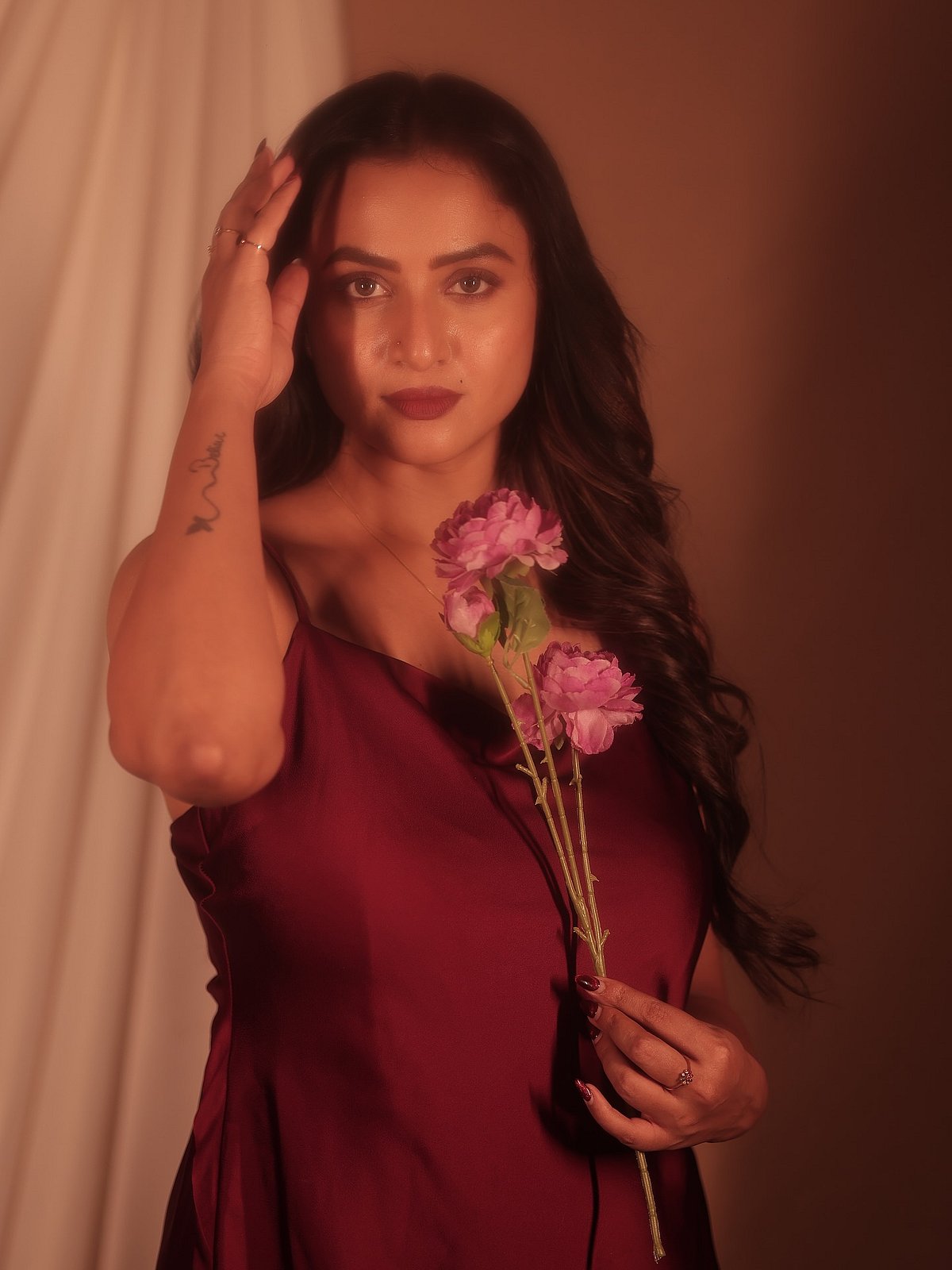 முள்ளுள்ள ரோஜா... ஜனனி அசோக்குமார்!