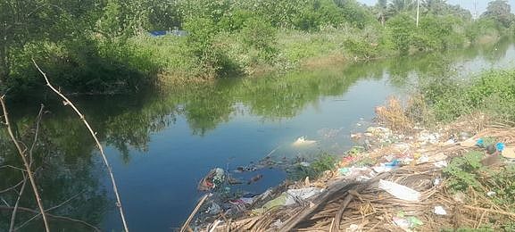 கிளை வாய்க்கால்களில் குறைவான நீா்வரத்து: குறுவை சாகுபடியைத் தொடங்க முடியாமல் விவசாயிகள் தவிப்பு