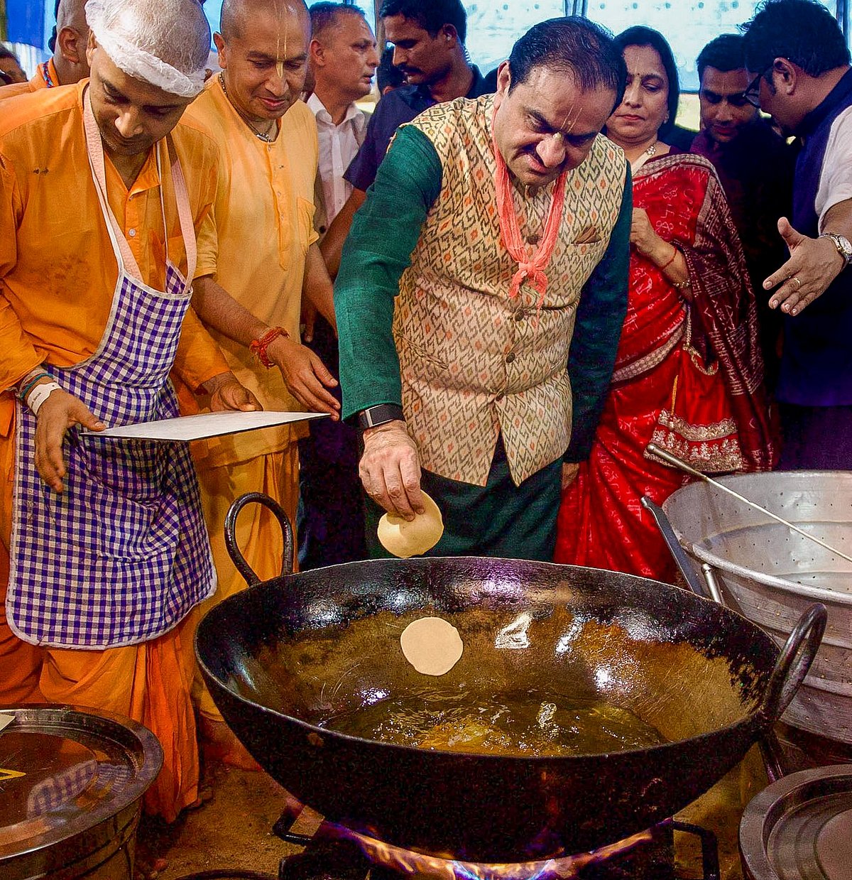 அன்னதானக் கூடத்தில் அதானி