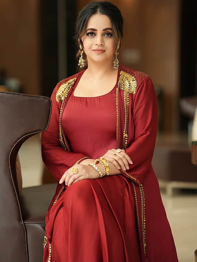 அழகின் நிறம் சிவப்பு.. பாவனா!