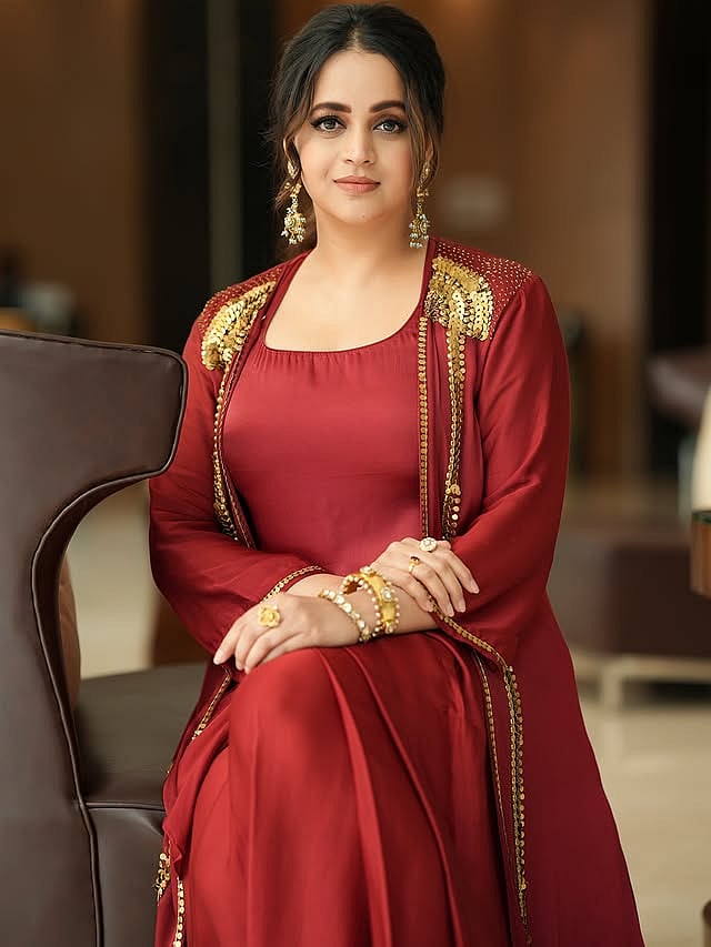 அழகின் நிறம் சிவப்பு.. பாவனா!