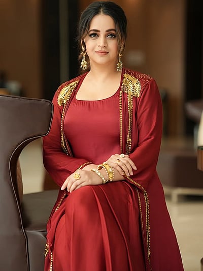 அழகின் நிறம் சிவப்பு.. பாவனா!