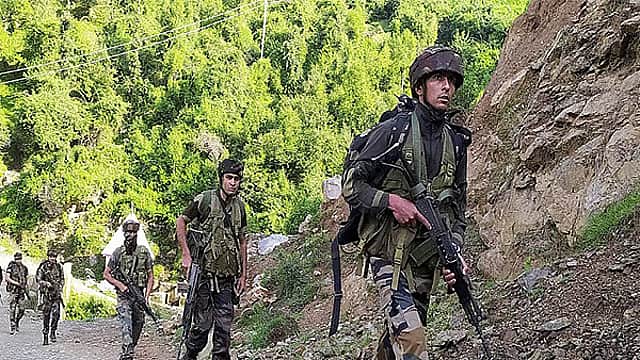 ஜெய்ஷ் பயங்கரவாதிகள் எங்கே? ட்ரோன்.. மோப்ப நாய்கள்.. 3வது நாளாகத் தொடரும் தேடுதல் வேட்டை!