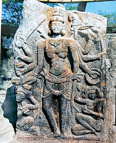 கொற்றவை சிற்பத்தில் குதிரை...