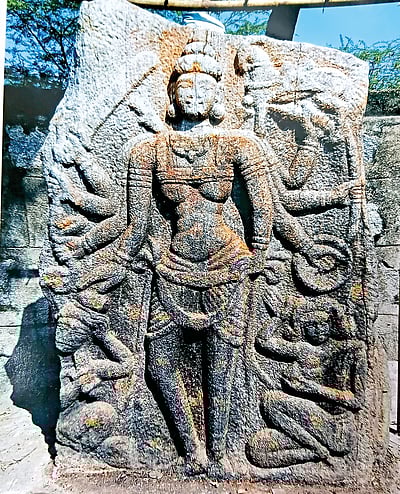 கொற்றவை சிற்பத்தில் குதிரை...