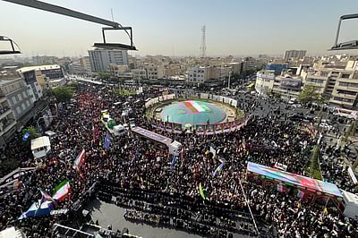 கொல்லப்பட்ட ஈரான் தளபதிகள், விஞ்ஞானிகளின் இறுதிச் சடங்கு! சாலைகளில் திரண்ட மக்கள்!