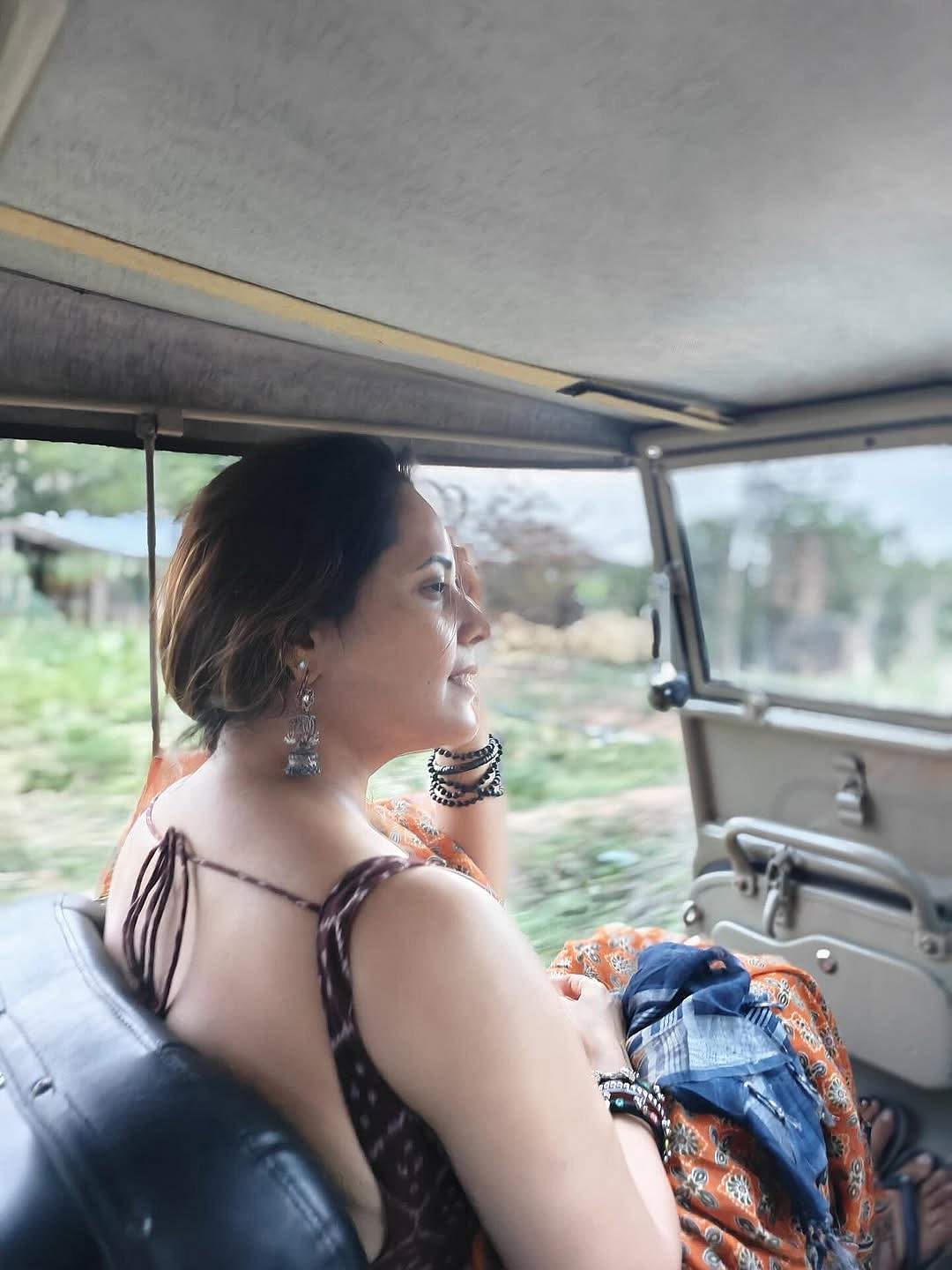 காற்றின் மொழி... அனசுயா பரத்வாஜ்!