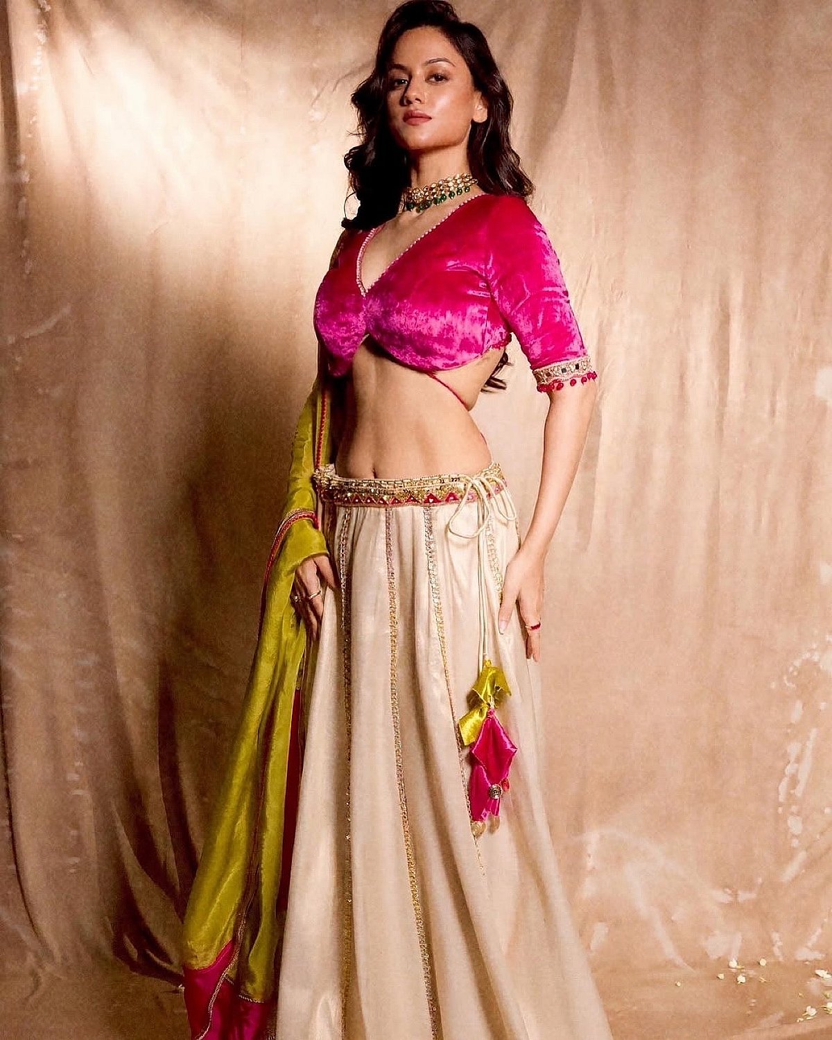 நடமாடும் பொன்மகள்.. ஊர்வசி பர்தேசி