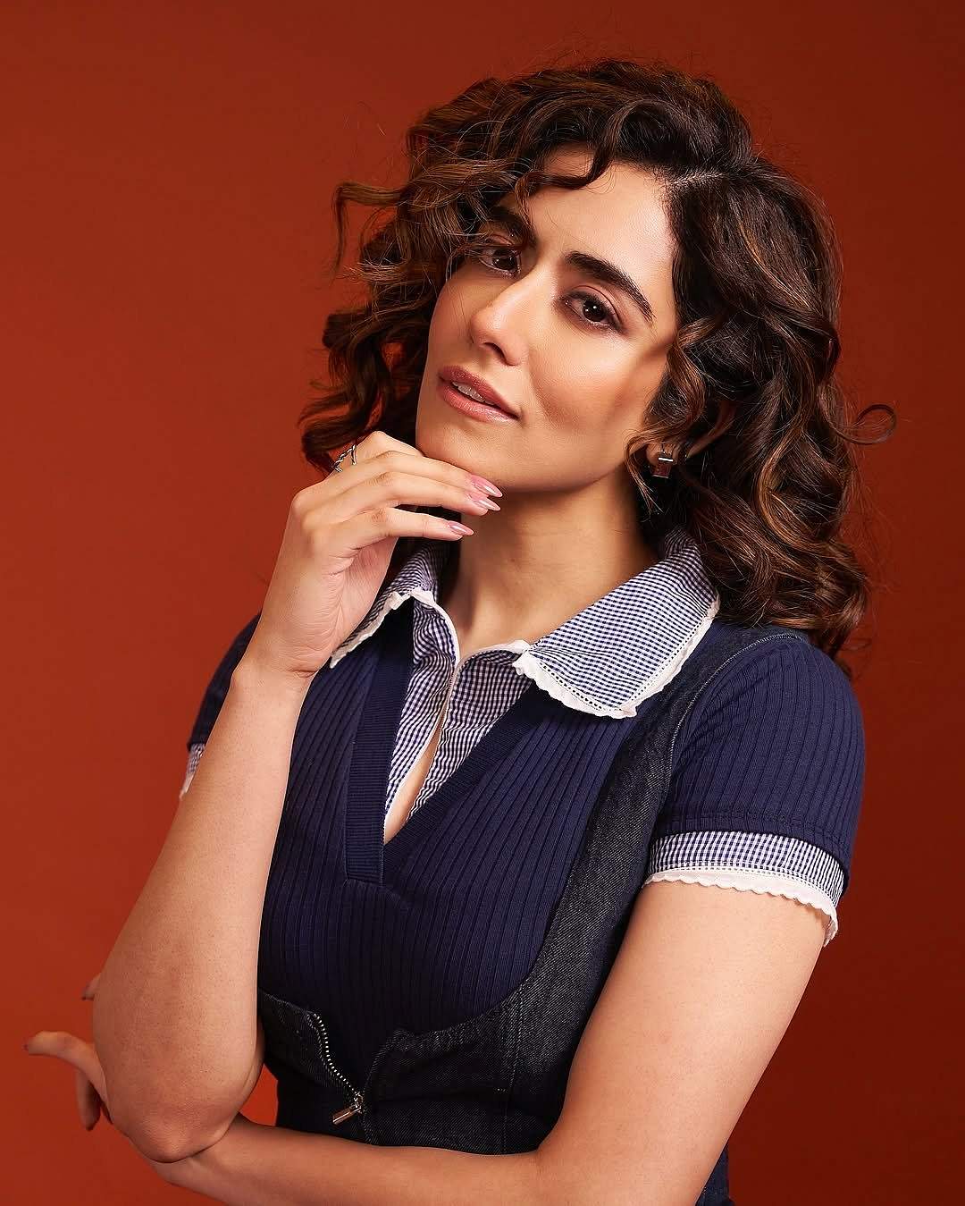 மாலை மலரும் மோகம்... ஜோனிடா காந்தி!