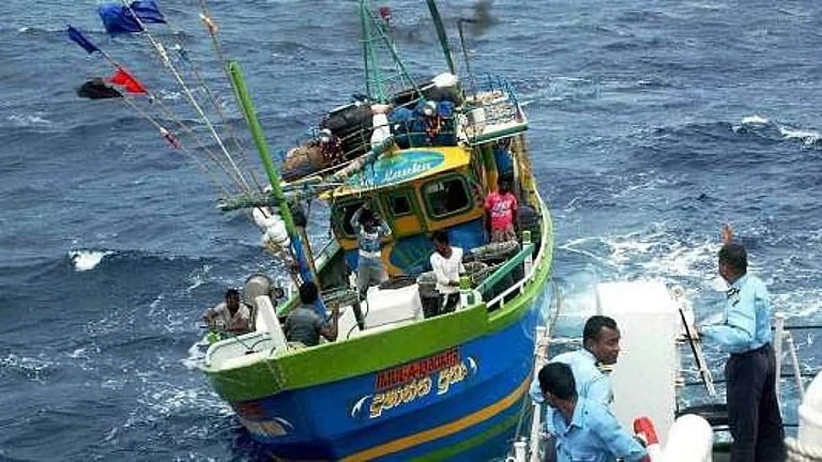 தமிழக மீனவர்கள் 8 பேர் கைது! இலங்கை கடற்படை தொடர் அட்டூழியம்!