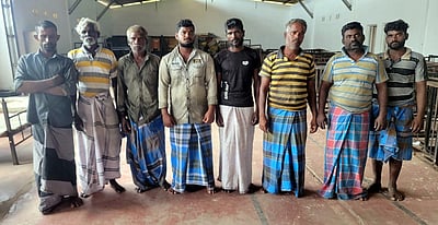 இலங்கைக் கடற்படையினரால் ராமேசுவரம் மீனவா்கள் 8 போ் கைது