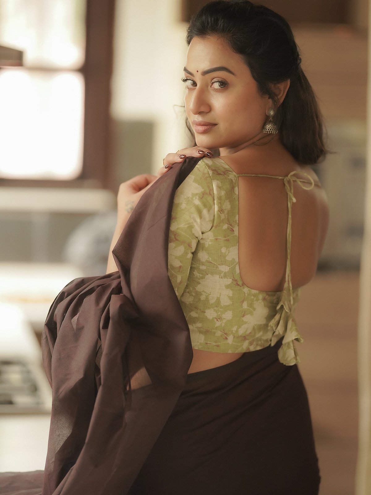 கண்களால் கைது செய்... ஜனனி அசோக்குமார்!