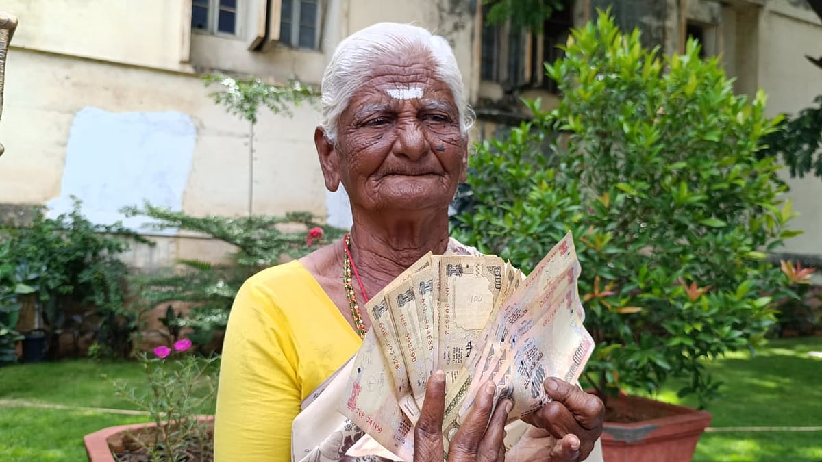 பழைய ஆயிரம், ஐநூறு ரூபாய் நோட்டை மாற்றி தரக்கோரி கோவை ஆட்சியரிடம் மூதாட்டி மனு