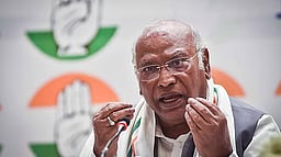 பொருளாதாரத்தை மீட்க பட்ஜெட்டில் தீா்வுகள் இருக்குமா? மத்திய அரசுக்கு காா்கே கேள்வி