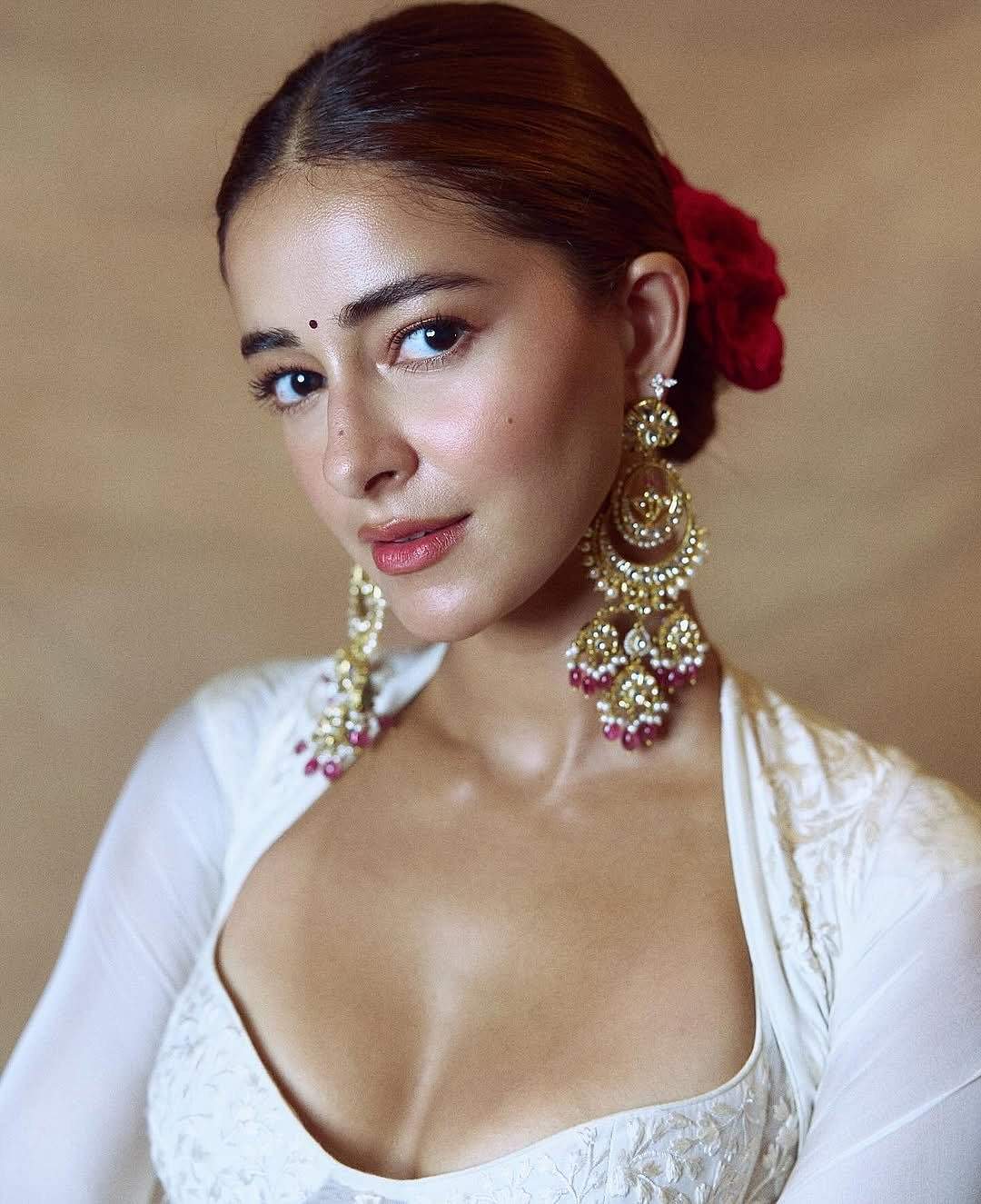 ரோஸ் மாதிரி முகம்... அனன்யா பாண்டே!