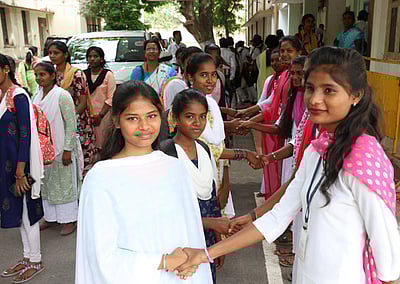 அரசுக் கல்லூரிகளில் முதலாமாண்டு வகுப்புகள் தொடக்கம்: மாணவ, மாணவிகளுக்கு உற்சாக வரவேற்பு