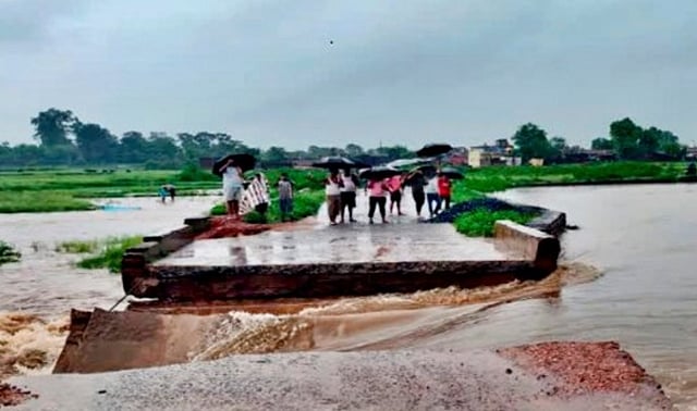ஜார்க்கண்டில் பாலத்தை மூழ்கடித்த வெள்ளம்: மக்களின் இயல்பு வாழ்க்கை பாதிப்பு!