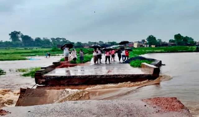 ஜார்க்கண்டில் பாலத்தை மூழ்கடித்த வெள்ளம்: மக்களின் இயல்பு வாழ்க்கை பாதிப்பு!