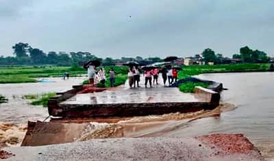 ஜார்க்கண்டில் பாலத்தை மூழ்கடித்த வெள்ளம்: மக்களின் இயல்பு வாழ்க்கை பாதிப்பு!