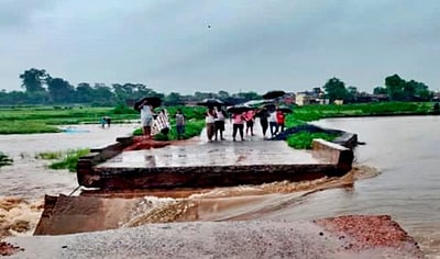 ஜார்க்கண்டில் பாலத்தை மூழ்கடித்த வெள்ளம்: மக்களின் இயல்பு வாழ்க்கை பாதிப்பு!