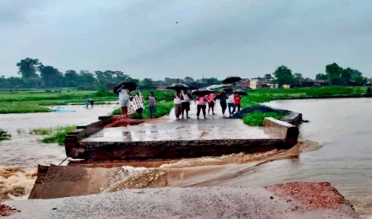 ஜார்க்கண்டில் பாலத்தை மூழ்கடித்த வெள்ளம்: மக்களின் இயல்பு வாழ்க்கை பாதிப்பு!