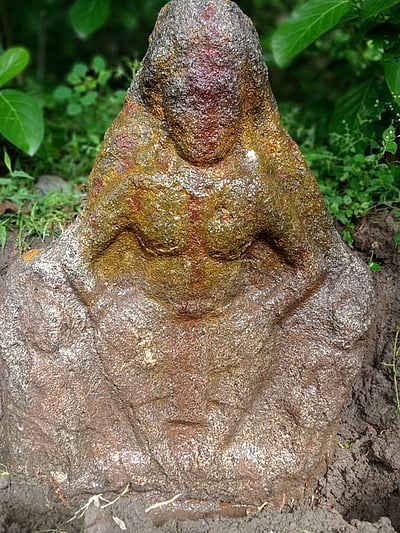 திண்டிவனம் அருகே பல்லவா் கால மூத்ததேவி சிற்பம் கண்டெடுப்பு