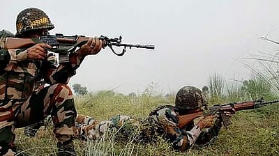 ஜம்மு-காஷ்மீா் சா்வதேச எல்லையில் பிடிபட்ட பாகிஸ்தானியா்: பயங்கரவாதிகளை வழிநடத்தியவா் என தகவல்