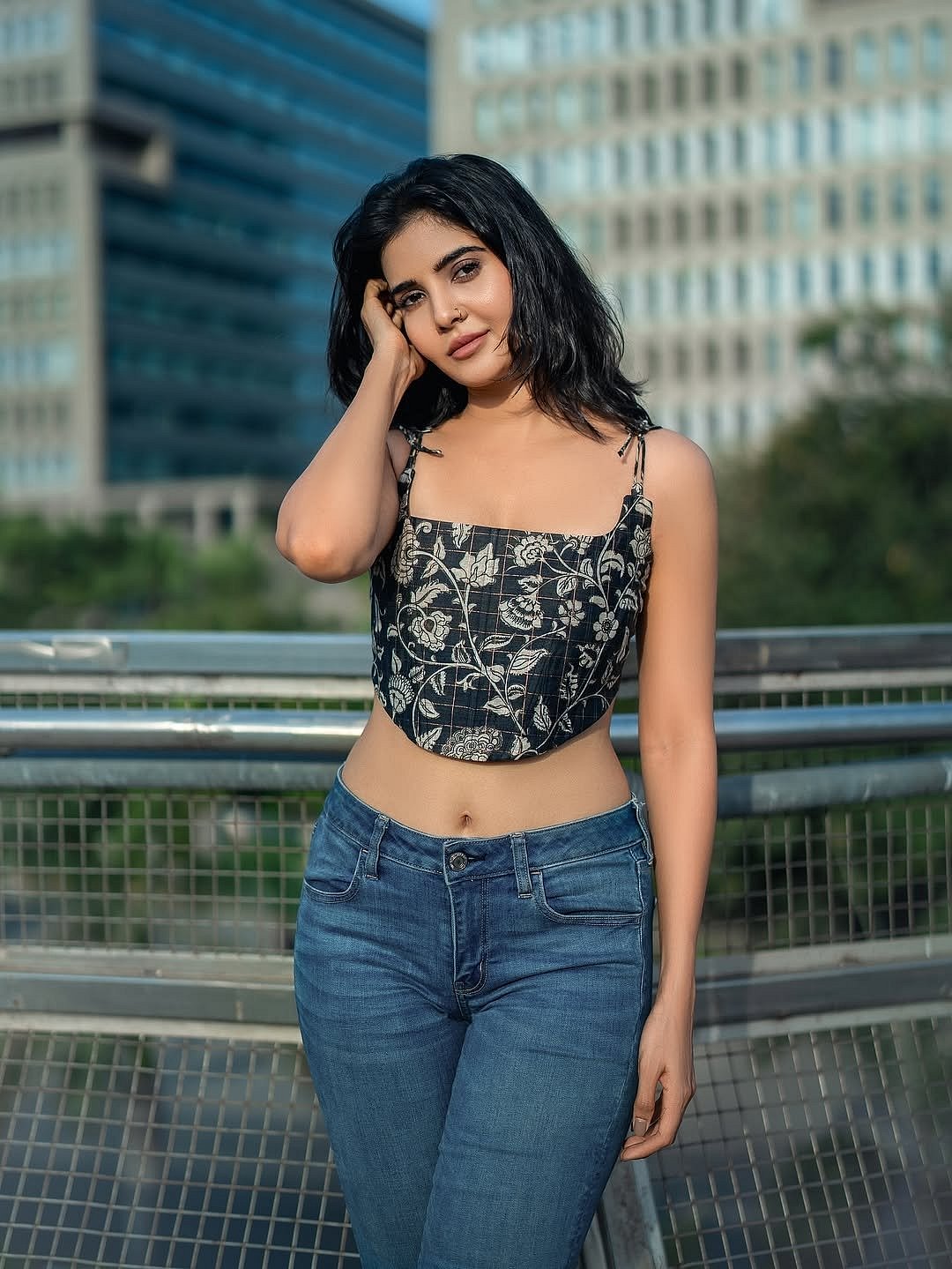 ஐ லவ் ப்ளூ... மாதுரி ஜெயின்!