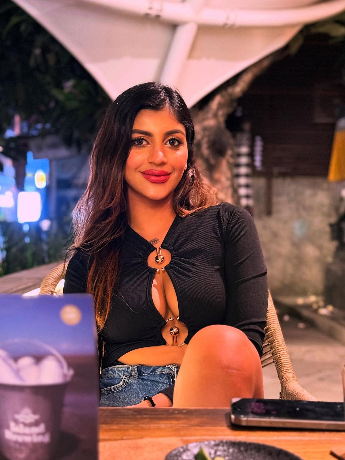 கொக்கி போடும் பார்வை... யாஷிகா ஆனந்த்!