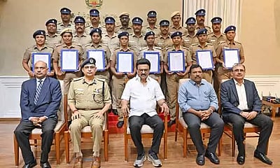 11,488 முதல்நிலை காவலா்கள் தலைமைக் காவலராக பதவி உயா்வு! உத்தரவுகளை வழங்கினாா் முதல்வா்!