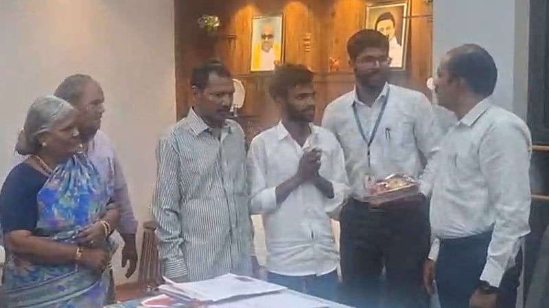 நெகிழ்ச்சி சம்பவம்! 20 ஆண்டுகளுக்குப் பிறகு குடும்பத்துடன் இணைந்த நபர்!  