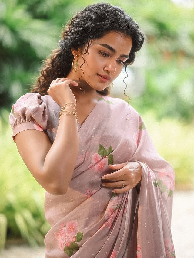 நளினம்.. அனுபமா பரமேசுவரன்!