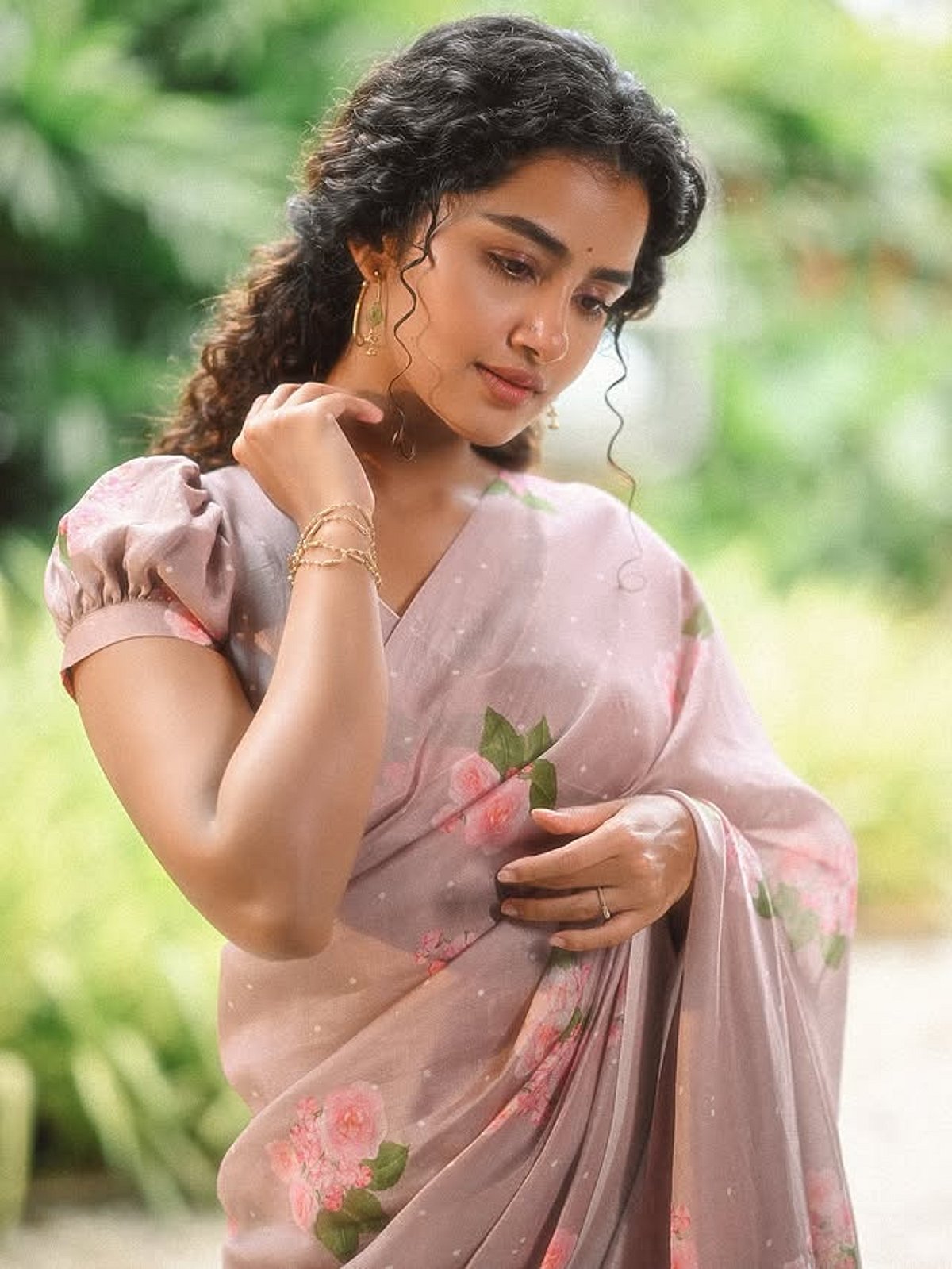 நளினம்.. அனுபமா பரமேசுவரன்!