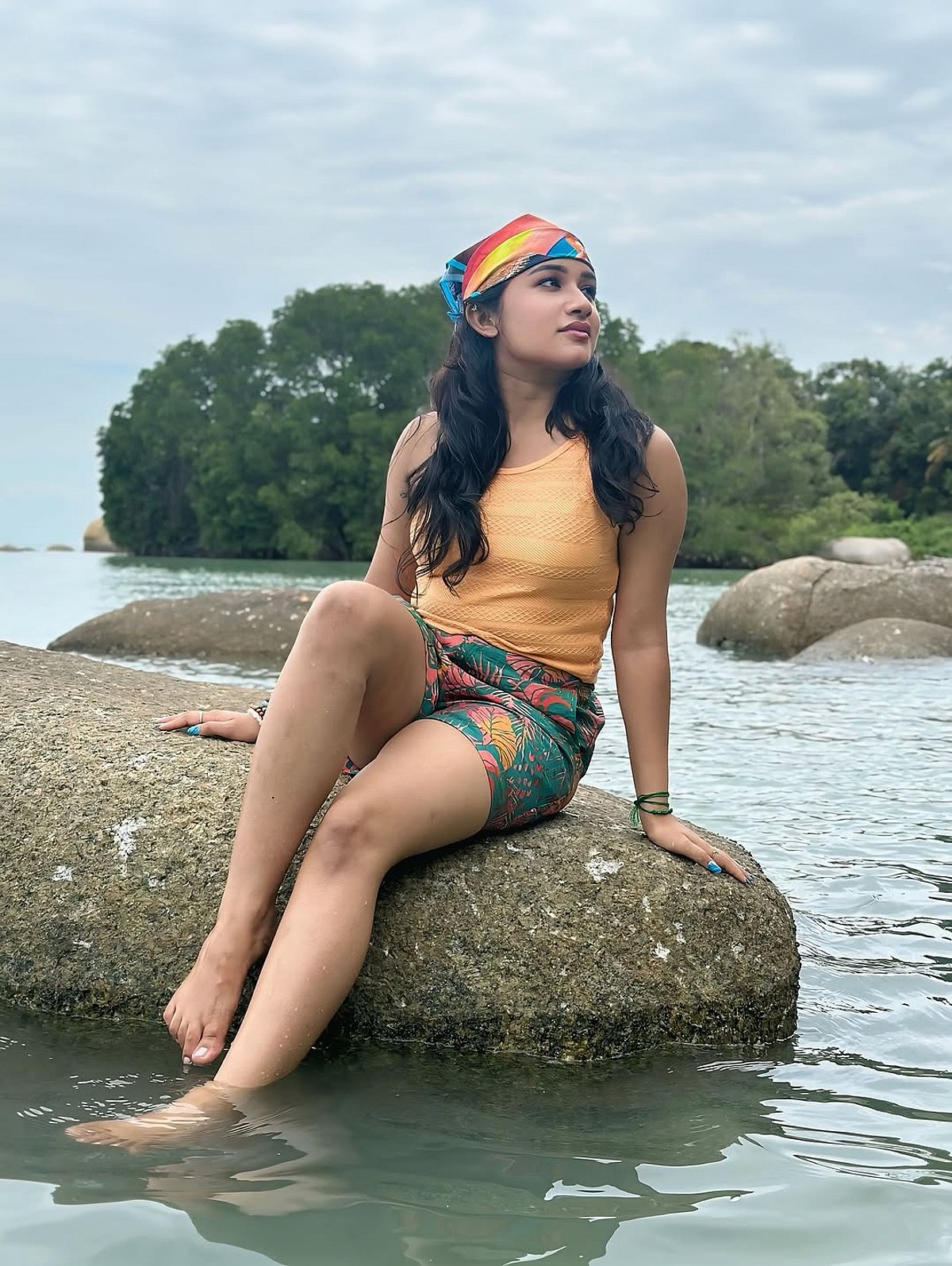 மலேசிய தீவில்... ரவீனா தாஹா!