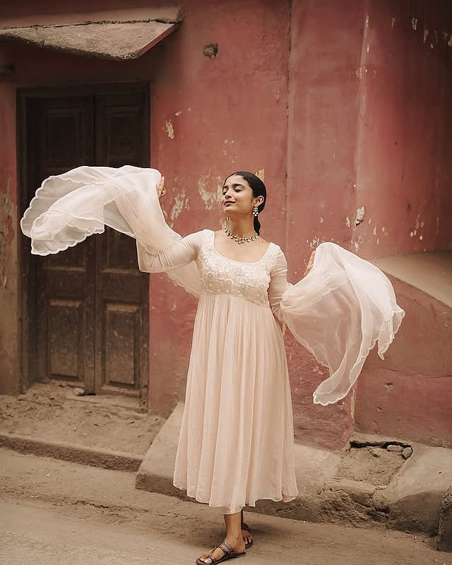 அன்னம் போல் மின்னும்.. சைத்ரா ஆச்சார்!