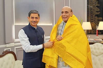 அமைச்சர் ராஜ்நாத் சிங்குடன் ஆளுநர் ஆர்.என். ரவி சந்திப்பு!