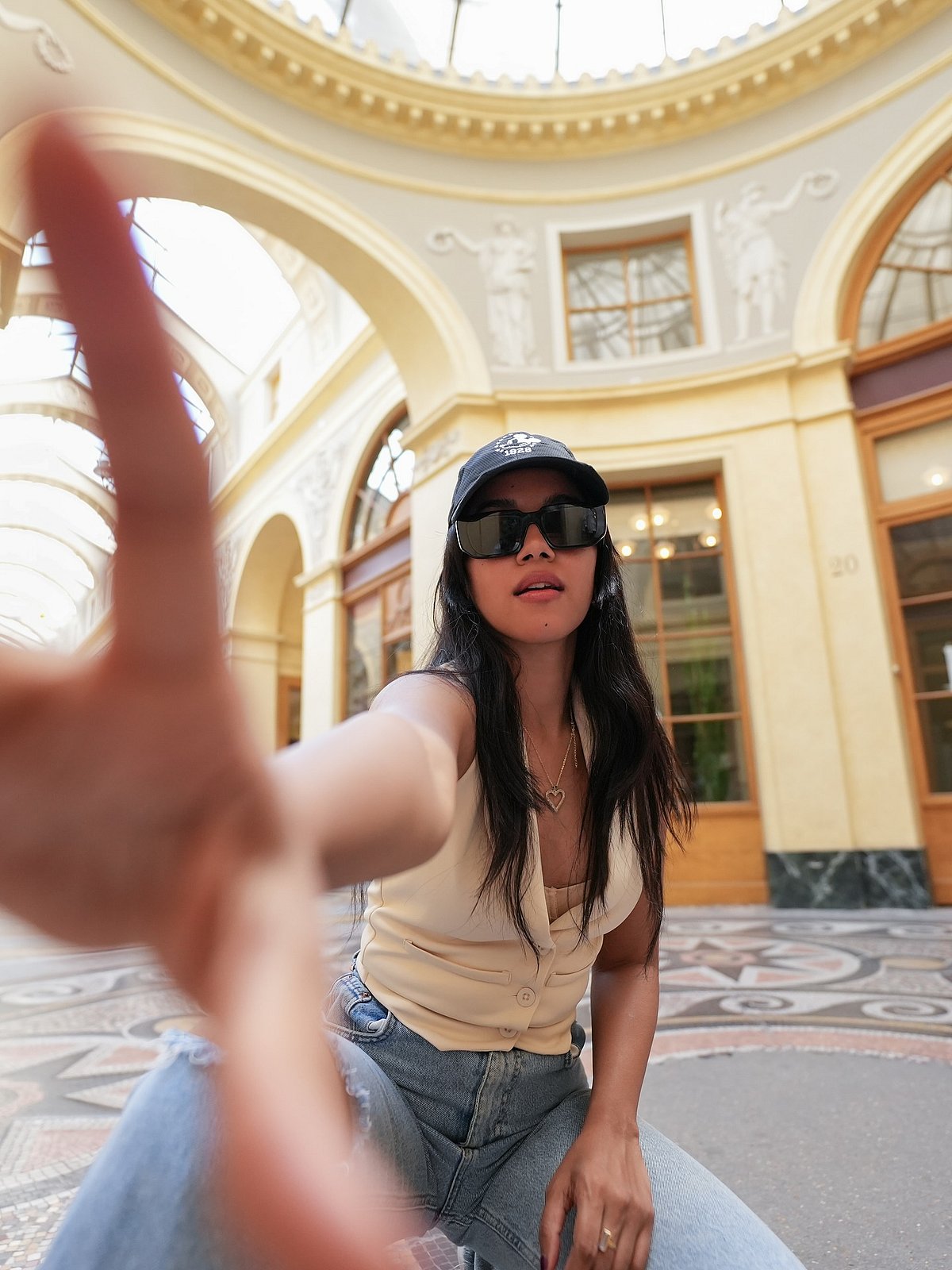 பாரீஸில்... மிர்ணாளினி ரவி!