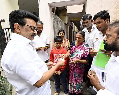 ‘ஓரணியில் தமிழ்நாடு’ இயக்கம் தொடக்கம்: வீடு வீடாகச் சென்று மக்களைச் சந்தித்த முதல்வா் மு.க.ஸ்டாலின்