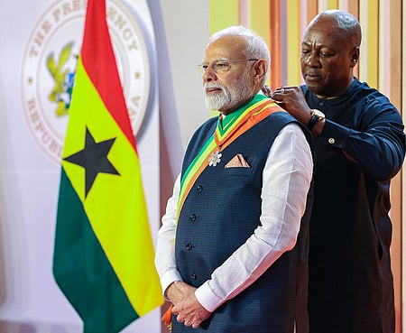 பிரதமா் நரேந்திர மோடிக்கு கானா நாட்டின் உயரிய விருதை வழங்கி கெளரவித்த அந்நாட்டு அதிபா் ஜான் டிராமனி.