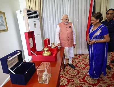 டிரினிடாட் - டொபேகோ பிரதமருக்கு கும்பமேளா நீரை பரிசளித்த மோடி!