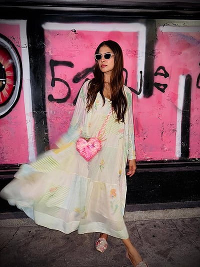 பிங்க் லவ்... மாளவிகா மோகனன்!