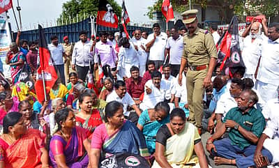 புதுச்சேரிக்கு சொகுசு கப்பல் வருகை: அதிமுகவினர் ஆர்ப்பாட்டம்